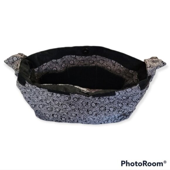 💥 3 for 25 💥 SCRUNCH Handle Black and White Floral Shoulder Bag - Picture 2 of 2